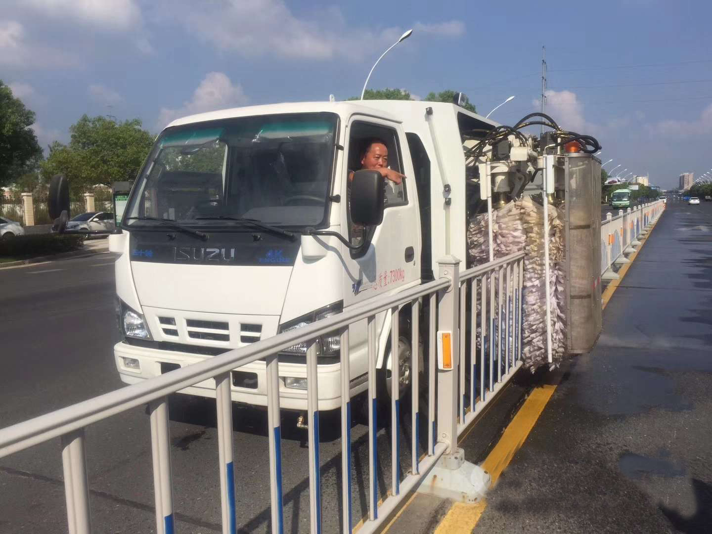 4方城市护栏清洗车